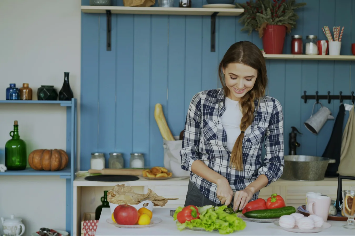 Žena priprema sveže povrće u svetloj kuhinji